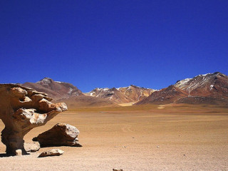 Northern Lípez: lagoons and volcanoes and Siloli Desert